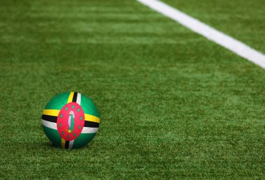 Futbol sahasında top Dominica 'da. Ulusal futbol teması yeşil çimlerde. Spor yarışması konsepti.