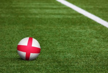 Futbol sahasında İngiltere bayrağı. Ulusal futbol teması yeşil çimlerde. Spor yarışması konsepti.