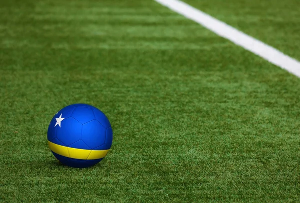 Curacao Vlag Bal Voetbalveld Achtergrond Nationaal Voetbal Thema Groen Gras — Stockfoto