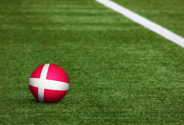 Dänemark Fahne Auf Ball Hintergrund Des Fußballfeldes Nationales Fußballthema Auf — Stockfoto
