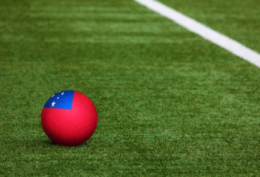 Futbol sahasında top üzerinde Samoa bayrağı. Ulusal futbol teması yeşil çimlerde. Spor yarışması konsepti.
