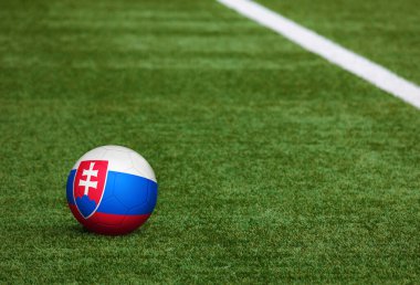 Slovakya bayrağı futbol sahasında. Ulusal futbol teması yeşil çimlerde. Spor yarışması konsepti.