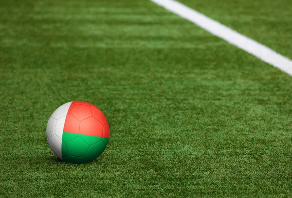 Madagaskar Vlag Bal Voetbalveld Achtergrond Nationaal Voetbal Thema Groen Gras — Stockfoto