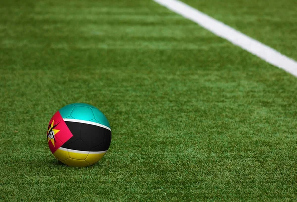 Mozambique Vlag Bal Voetbalveld Achtergrond Nationaal Voetbal Thema Groen Gras — Stockfoto