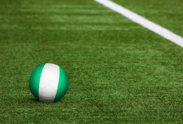 Nigeria Vlag Bal Voetbalveld Achtergrond Nationaal Voetbal Thema Groen Gras — Stockfoto