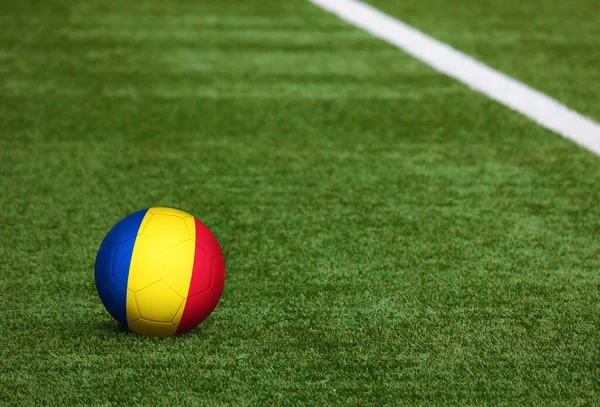 Rumänische Fahne Auf Ball Hintergrund Des Fußballfeldes Nationales Fußballthema Auf — Stockfoto