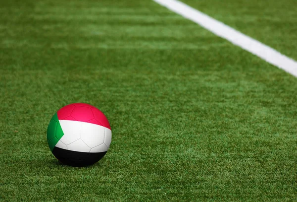 Soedan Vlag Bal Voetbalveld Achtergrond Nationaal Voetbal Thema Groen Gras — Stockfoto