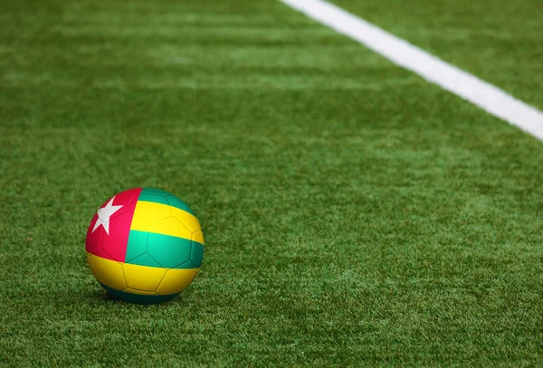 Togo Fahne Auf Ball Hintergrund Des Fußballplatzes Nationales Fußballthema Auf — Stockfoto