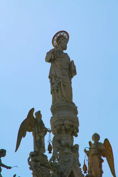 ヴェネツィア マルコ寺院穿孔ハローを持つファサードと Thuribles の天使の像 — ストック写真