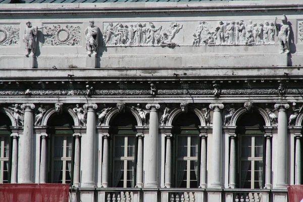 Venedig Piazza San Marco Gamla Procuratie Detalj Fönstren Och Frisen — Stockfoto