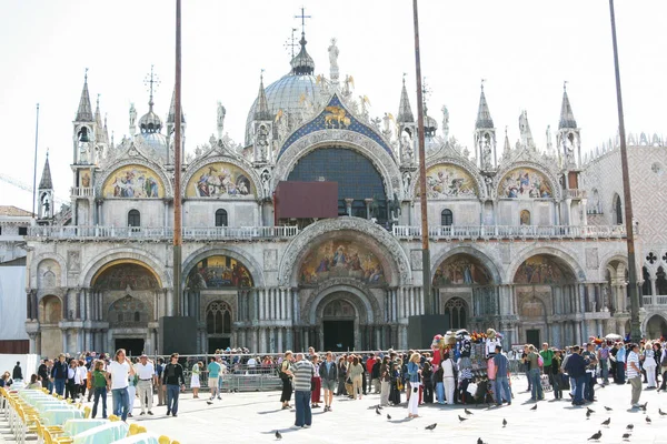 Wenecja Basilica San Marco Widok Przodu Turystów — Zdjęcie stockowe