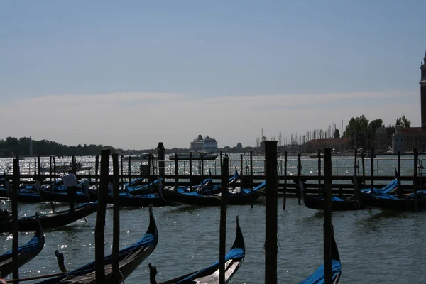 Venetië Gondels Piazza San Marco Met Blauwe Lucht — Stockfoto