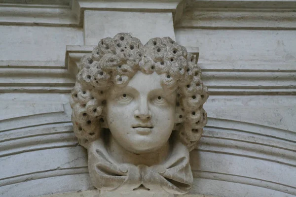Βενετία Λεπτομέρεια Από Ένα Κεφάλι Μπούκλες Για Ένα Μνημείο — Φωτογραφία Αρχείου