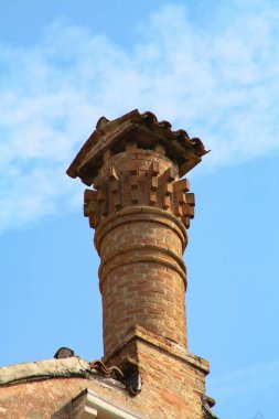 Venedik, mavi gökyüzü karşı baca