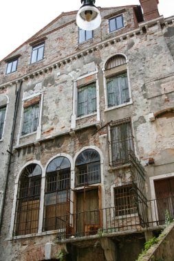 Venedik, antik kalıntıları, balkon, parmaklıklar ve panjurlar ile bina
