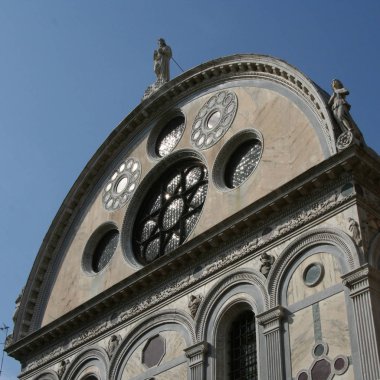 Venedik, kilise Santa Maria dei Miracoli, cephe, üst bölümünün görünümünü güneş tarafından aydınlatılmış