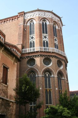 Venedik, Chiesa dei Frari, tuğla apsis vitray pencereler ile
