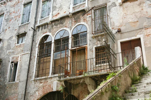 Венеция Древнее Здание Руинах Балконом Перилами Лестницами — стоковое фото