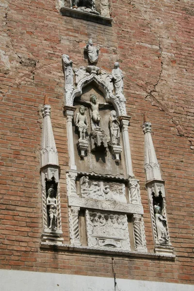 Βενετία Υψηλή Ανακούφιση Μάρμαρο Στην Πρόσοψη Ένα Κόκκινο Τούβλο — Φωτογραφία Αρχείου