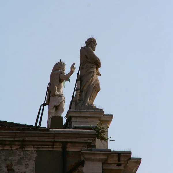 Venedig Två Marmorstatyer Fasaden Kyrka Ovanligt Perspektiv — Stockfoto