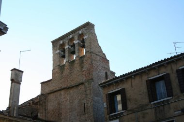 Venedik, kısmen çökmüş küçük bir çan kulesi