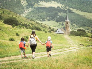 Pireneler 'de trekking ailesi