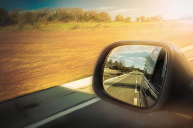 Araba arka görüş aynaya yol görünümü