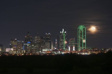Dallas, Texas manzarası dolunay Trinity Nehri Greenbelt Parkı ile gece.
