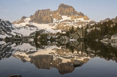 Bir sabah erken yansıma afiş Peak Garnet Gölü, Ansel Adams vahşi, California.