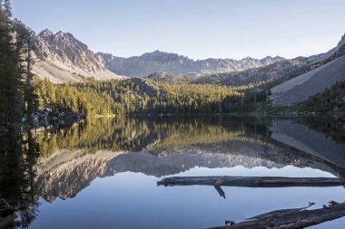 Bir sabah erken yansıma mor Gölü, Sierra Ulusal Ormanı, Kaliforniya.