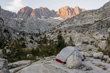 John Muir izinde Kings Kanyon Milli Parkı, California backpackers çadır yukarıda Palisade kret güneşin battığı.