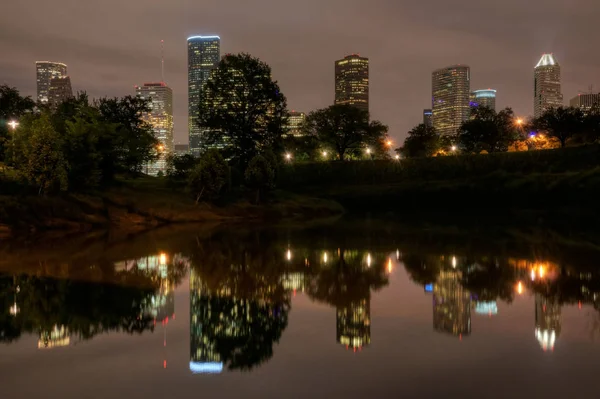 Buffalo Bayou geceleri yansıtan Houston, Texas manzarası.
