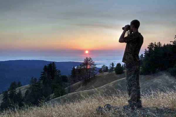 Young Man Surveys View Mountains Grassy Slopes Mendocino County California — Stock Photo, Image