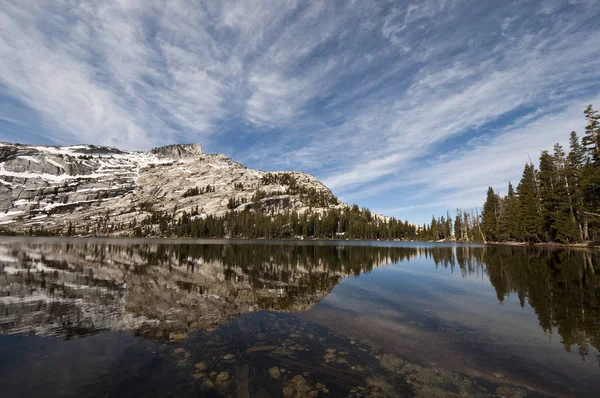 Bir Yansıma Tresidder Peak Alt Katedrali Gölü Yosemite Milli Parkı — Stok fotoğraf