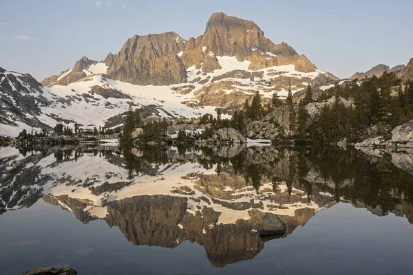 清晨在石榴石湖上的旗帜峰反射 加利福尼亚的安塞尔亚当斯荒野 — 图库照片