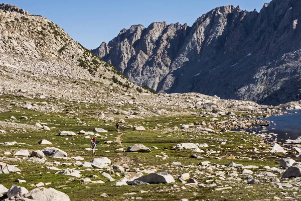 İki kadın backpackers Muir Pass, Kings Kanyon Milli Parkı, California doğru evrim Havzası ile John Muir iz zammı.