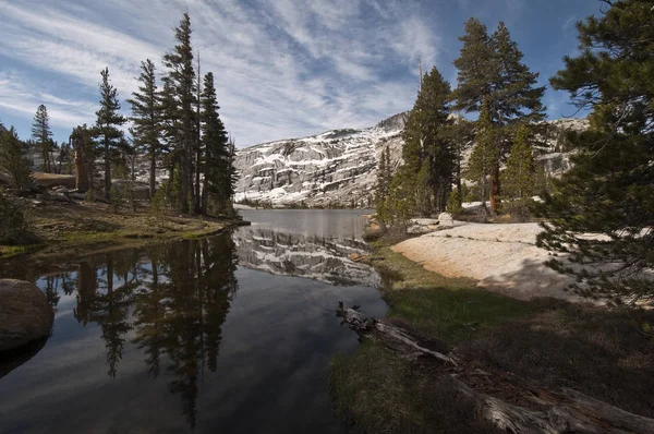 Reflejo Tresidder Peak Lower Cathedral Lake Yosemite National Park California Fotos de stock libres de derechos