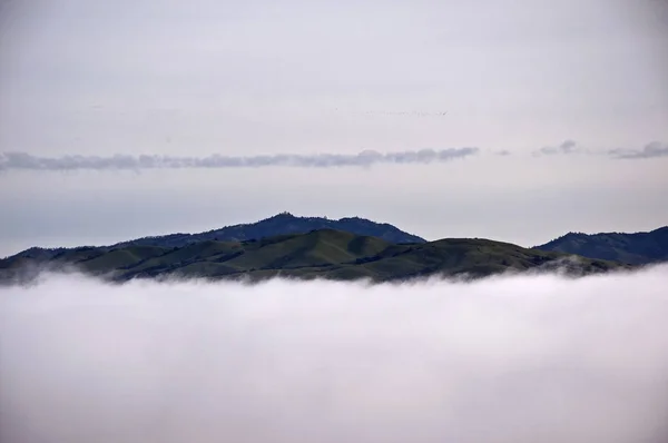 Los Observatorios Mount Hamilton Sientan Sobre Niebla Del Valle San Imágenes de stock libres de derechos