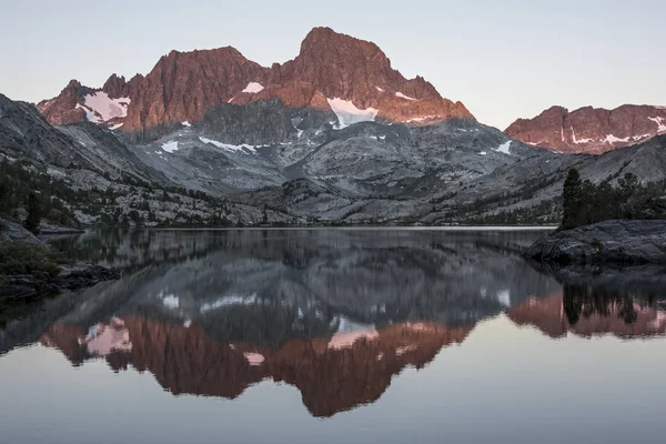 Banner Gündoğumu Ansel Adams Vahşi Kaliforniya Garnet Gölde Yansıtan Tepe Stok Fotoğraf