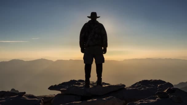 Excursionista Celebra Salida Del Sol Cima Del Monte Whitney Elevación — Vídeos de Stock