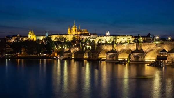 Prag Kalesi ile gece Charles Köprüsü