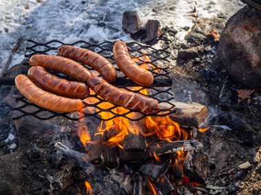Laponya doğasında kış sosisi barbeküsü Finlandiya 'da