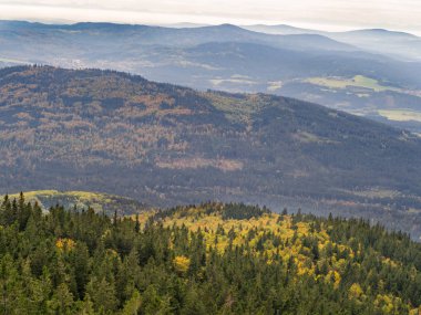 Sonbaharda Çek orman tepeleri manzara
