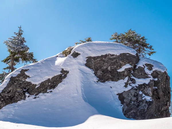 Neve Coberta Rocha Com Céu Azul Luz Sol Backround — Fotografia de Stock