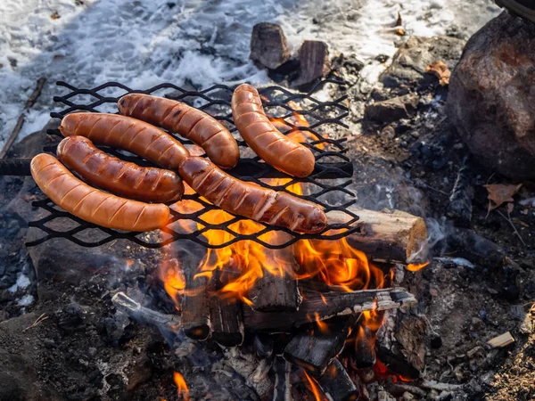 Laponya doğasında kış sosisi barbeküsü Finlandiya 'da