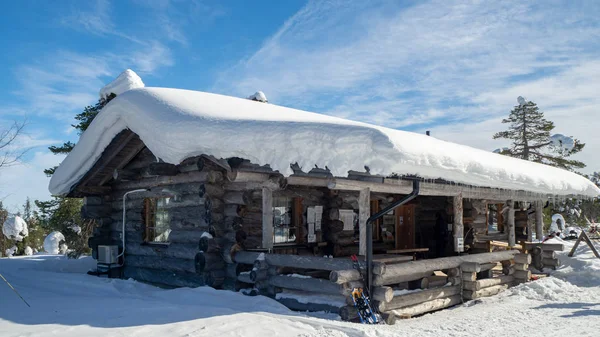 Lapland karda kış sezonu Finlandiya'da kapalı kabin
