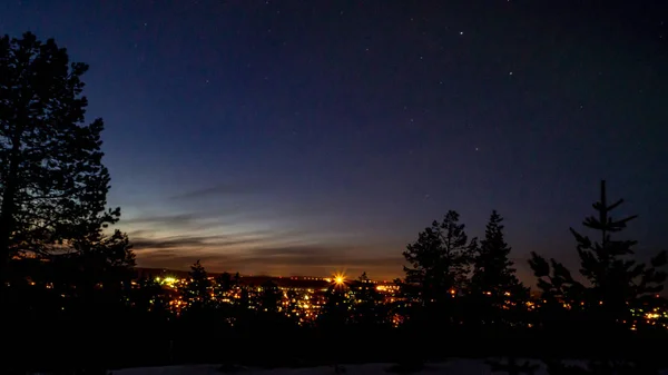 Rovaniemi akşam manzarası ile Finlandiya 'da şehir ışıkları manzarası