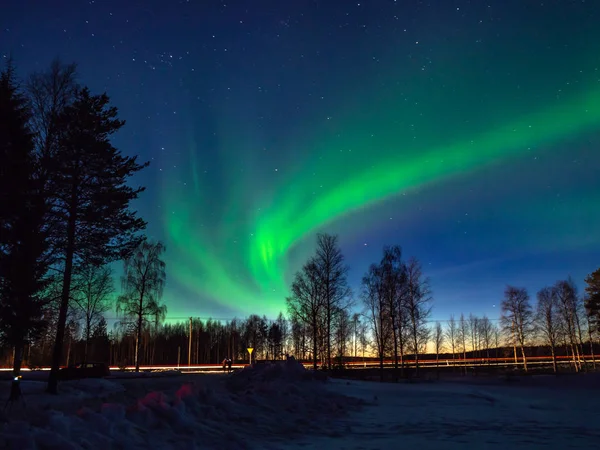 Kuzey ışıkları şehir, Rovaniemi Finlandiya'da yıldızlı gökyüzü ile yukarıda