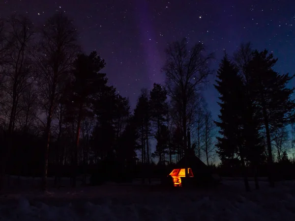Lapland wilderness kabin ve ateş ile kış gecesi
