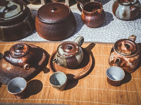 Oolong çay hazırlama için çaydanlık ve bardak geleneksel el yapımı seti